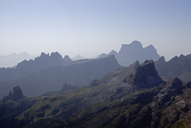 2011-08-22_08-03-07 cadore.jpg - Im Vordergrund Cinque Torri und Averau, im Hintergrund Croda da Lago und Monte Pelmo